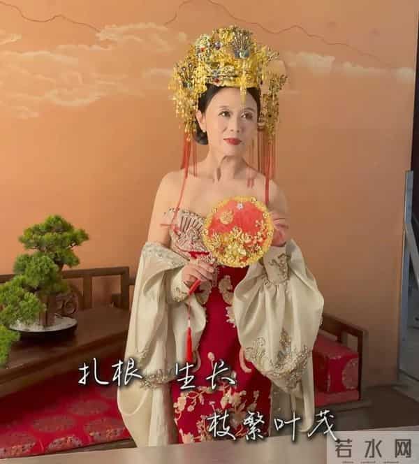 凤冠霞帔婚纱照