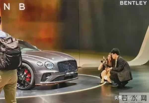 宾利女销售蹲着