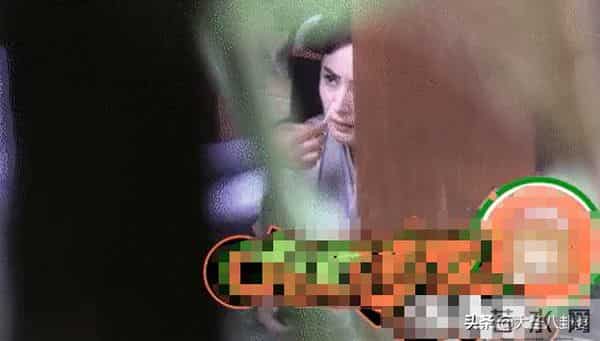 杨幂当众挖鼻孔