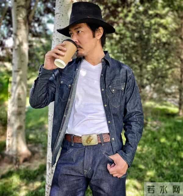 连凯老婆:52岁连凯全家定居内地,经营化妆培训中心,近照胡子拉碴男人味足