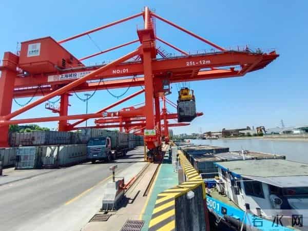 保姆误扔3枚钻戒价值20万