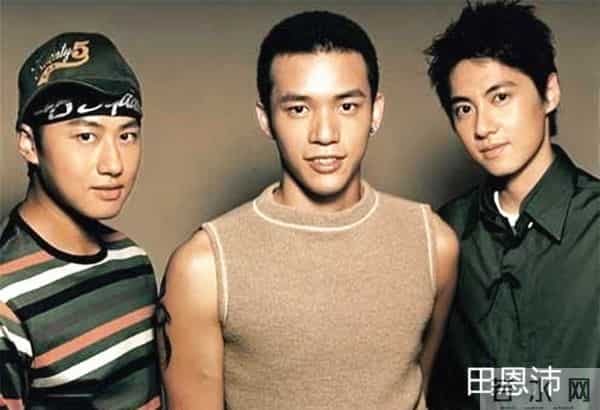 林湘萍：43岁林湘萍近照宛如少女，比小3岁老公显年轻，一对子女乖巧可爱