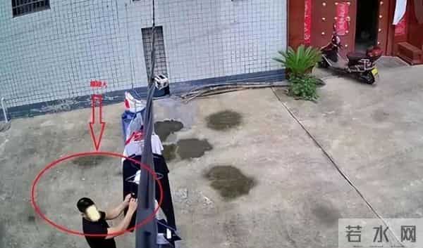 恋袜癖：恋袜癖？变态男偷丝袜：每条丝袜，他都做了女主人气味编号！