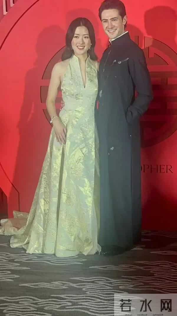 伟忠哥:大S具俊晔参加伟忠哥女儿归宁宴,盛装打扮合影都手牵手,大S胖了