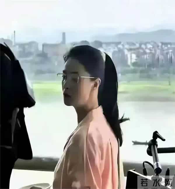 重庆艾薇儿:41岁的蒋欣在重庆炸街,瘦成排骨胸筷子腿仍凹凸有致有魅力