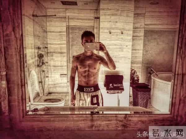 阿娇晒异性合照