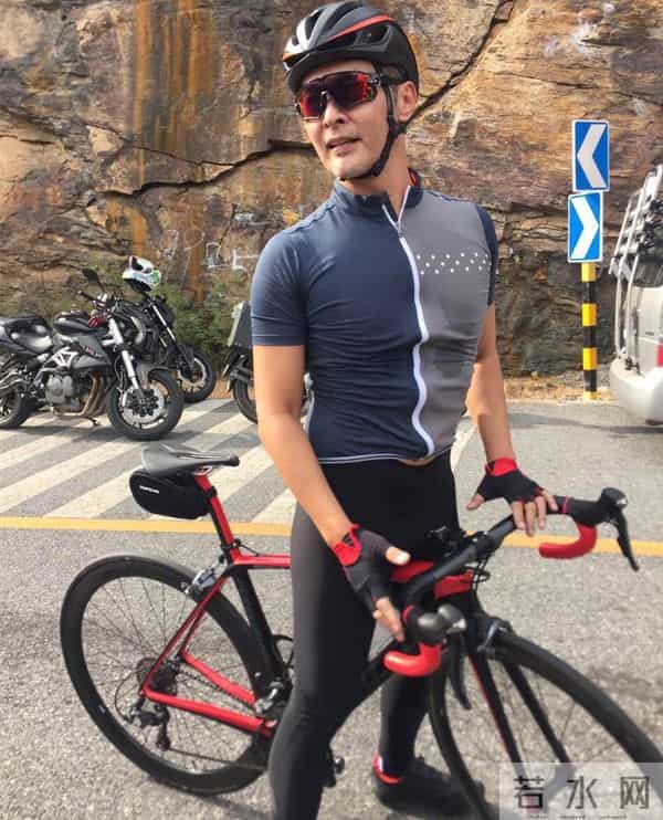 连凯老婆:52岁连凯全家定居内地,经营化妆培训中心,近照胡子拉碴男人味足