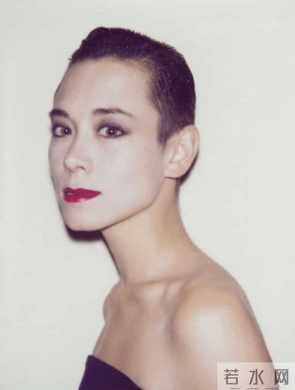 周佳纳：世界超模周天娜：拥有完美面孔，却被2个情人抛弃，公开患有艾滋