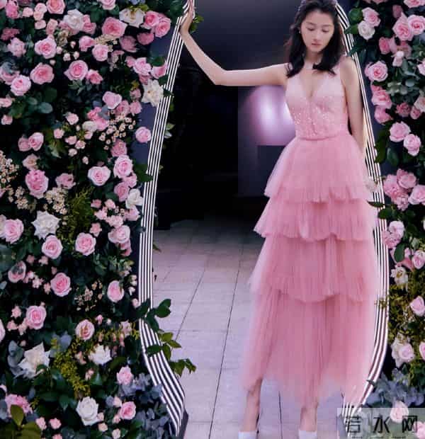 嘎纳红毯:戛纳红毯来了!有人脸僵有人礼服奇葩,还有“法国毯星”抢镜