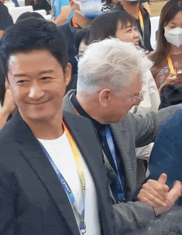 吴京2次拒绝女嘉宾挽手