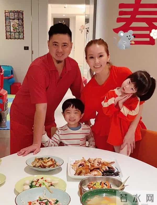 林湘萍：43岁林湘萍近照宛如少女，比小3岁老公显年轻，一对子女乖巧可爱