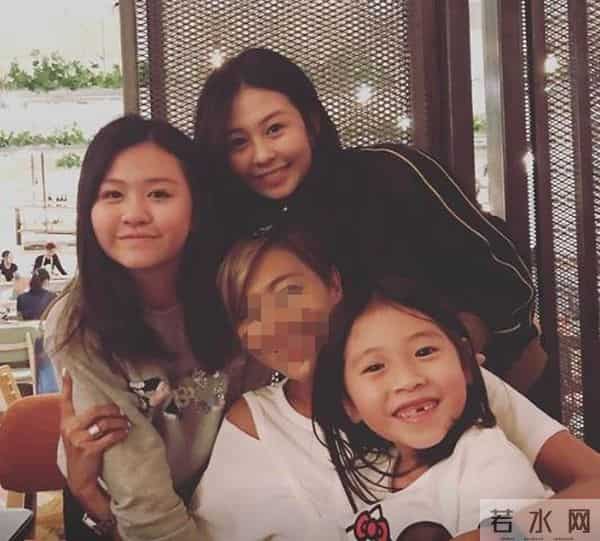 邱淑贞三女儿同框