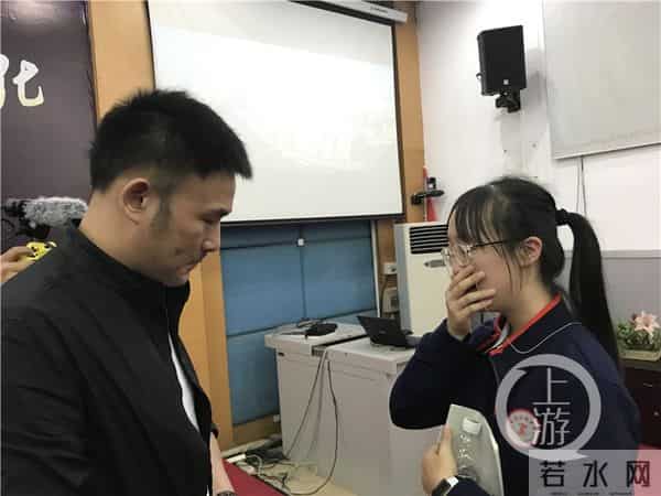 求精中学吧:《最后的棒棒》何苦走进求精中学,被感动的学子落泪致谢