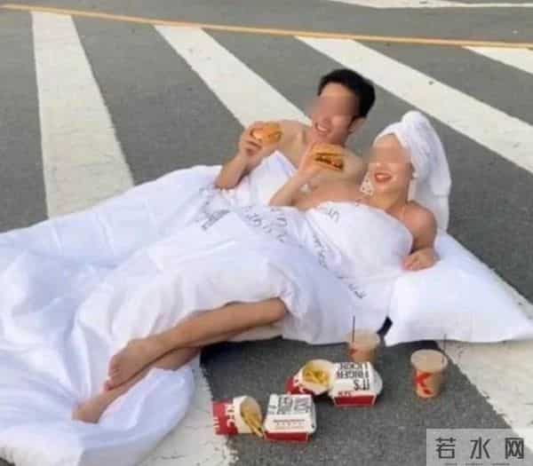 男女半裸裹床单躺斑马线拍婚纱照