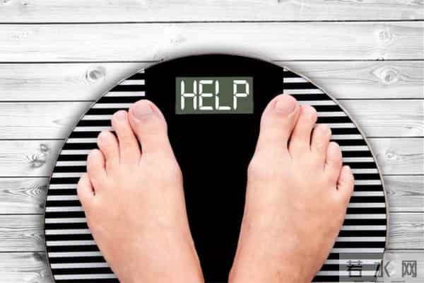 朱珠挺孕肚走红毯