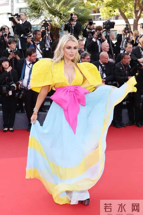 嘎纳红毯:戛纳红毯来了!有人脸僵有人礼服奇葩,还有“法国毯星”抢镜
