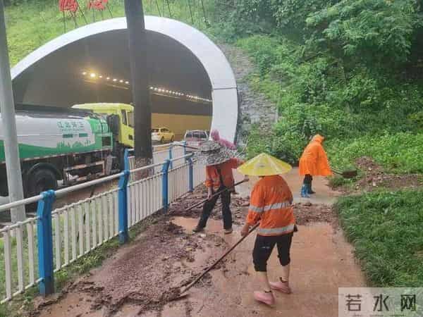 重庆江湾城：闻“汛”而动！重庆江北城市管理部门连夜奋战保畅通