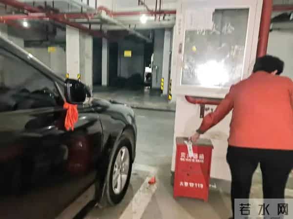 和保安在岗亭里做了