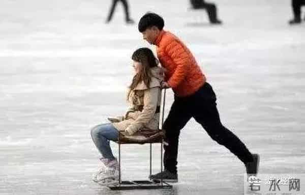 冷的噻:冷得噻!武汉多处湖泊结了冰!市民:能踩着玩吗?丨最武汉