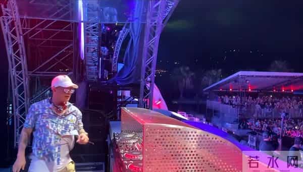 比基尼派对:具俊晔开比基尼派对,美女如云穿着大胆,开香槟庆祝不怕大S吃醋