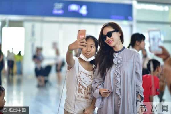 虹桥一姐:还记得那个跟拍明星的虹桥一姐吗?现在明星要反过来蹭她热度了!