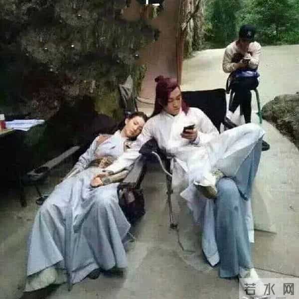 韩东君恋情：韩东君被曝新恋情！与神秘女子穿情侣装举止亲密，聚餐后一起回家