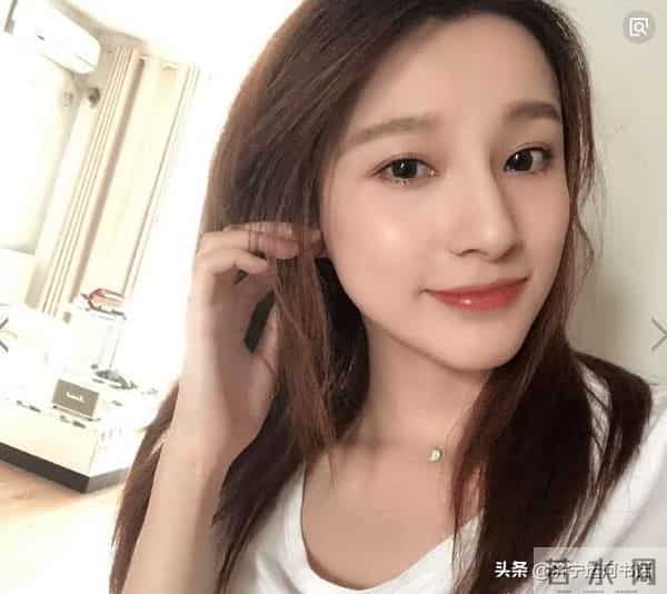 董卿走光：董卿接班人马凡舒，走秀时内裤滑落，坦然回应：谁爱看谁看！