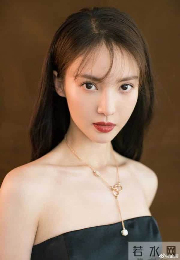 邓伦金晨:同游米兰大教堂?金晨方否认与邓伦复合传闻