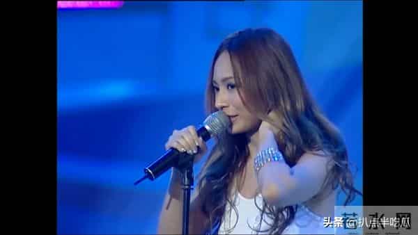 阿沁：阿沁被踢出飞儿，网友：天道好轮回？前主唱詹雯婷才是最大受害者