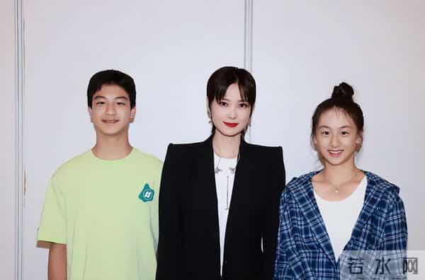 叶一茜李宇春合影