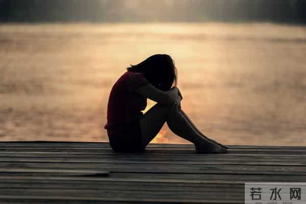 画室模特：我在画室给女模特写生，她悄悄解开了衬衫的第二颗扣子