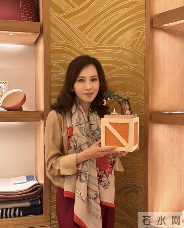 顾纪筠儿子：顾纪筠庆祝63岁生日，同框大9岁丈夫站姿优雅，二婚22年仍很恩爱