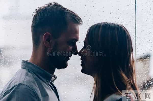 画室模特：我在画室给女模特写生，她悄悄解开了衬衫的第二颗扣子