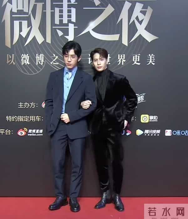 王嘉尔挽着井柏然走红毯