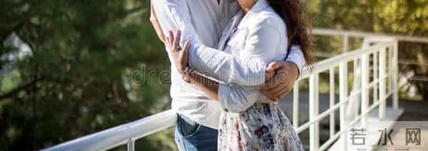 画室模特：我在画室给女模特写生，她悄悄解开了衬衫的第二颗扣子