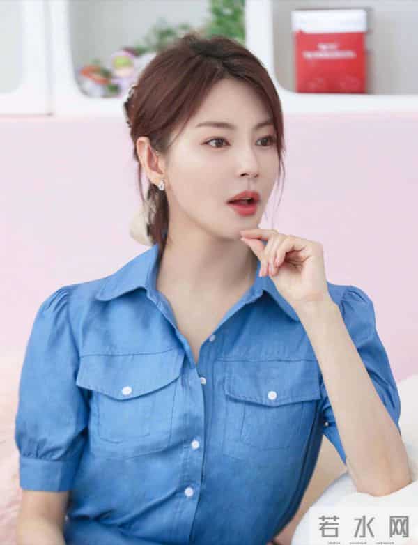 吴京两次拒绝并躲开女嘉宾挽手