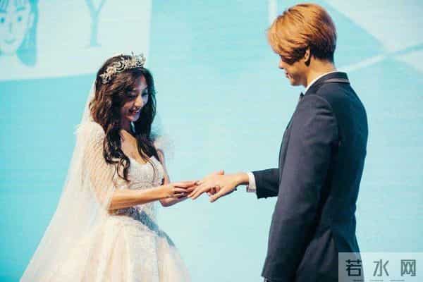 林采薇:39岁男星喜得爱子!晒一家三口合照喜笑颜开,全程陪产激动落泪