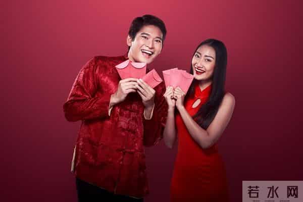 画室模特：我在画室给女模特写生，她悄悄解开了衬衫的第二颗扣子