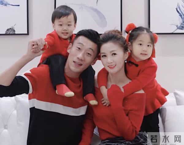 q姓女星:24小时6个瓜,曝杨采钰、陈金飞已离婚,曝魏大勋、秦岚正在热恋