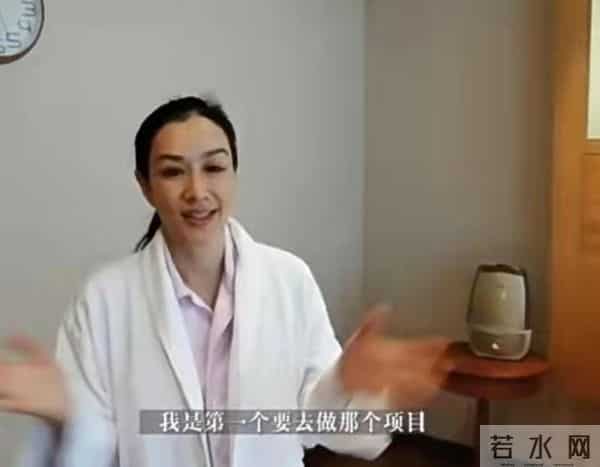 钟丽缇怀孕：52岁钟丽缇去医院被疑怀四胎！坐轮椅脸苍白，当场下跪对老公表白