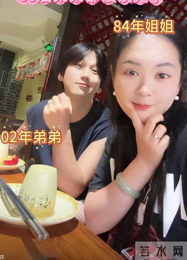 单亲妈妈嫁女儿同学的爸爸