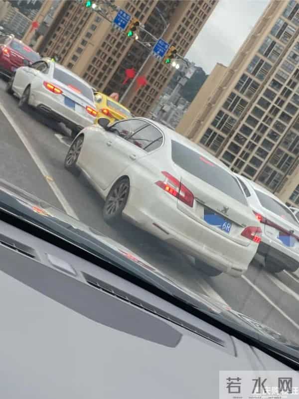 重庆嫩雀儿：直击重庆第一个限行+限号工作日交通路况！网友：被堵到怀疑人生