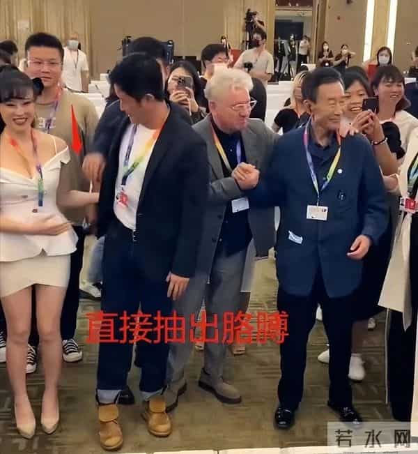 吴京两次拒绝并躲开女嘉宾挽手