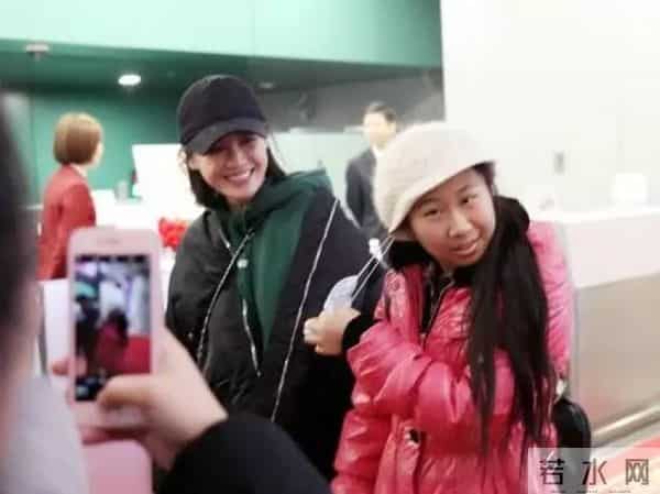 虹桥一姐:还记得那个跟拍明星的虹桥一姐吗?现在明星要反过来蹭她热度了!