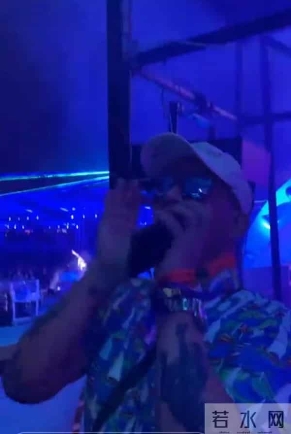 比基尼派对:具俊晔开比基尼派对,美女如云穿着大胆,开香槟庆祝不怕大S吃醋