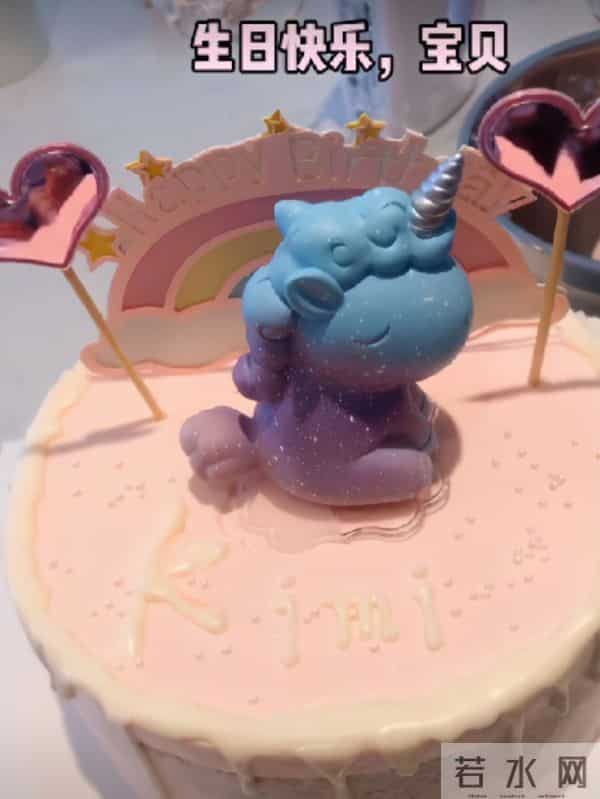 乔任梁妈妈:乔任梁妈妈独往墓园扫墓,向爱子报平安泪点多,碑前满是鲜花供品