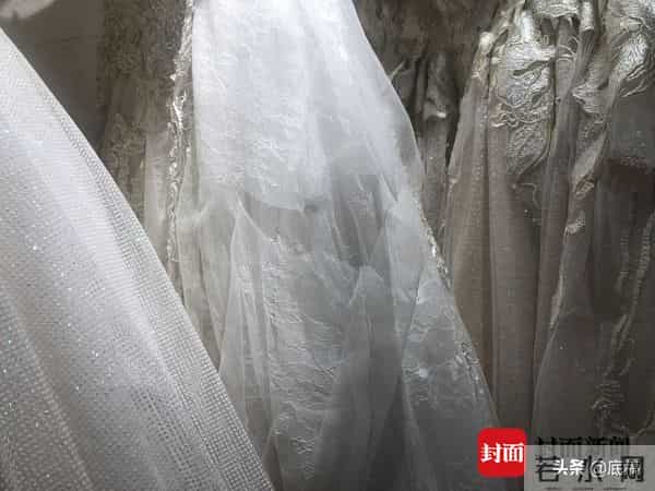 重庆拍婚纱：重庆一婚礼店30余件婚纱被挨着剪坏 店员淡定跟拍 网友们来看后续：缘起“定金”一共要赔6万7