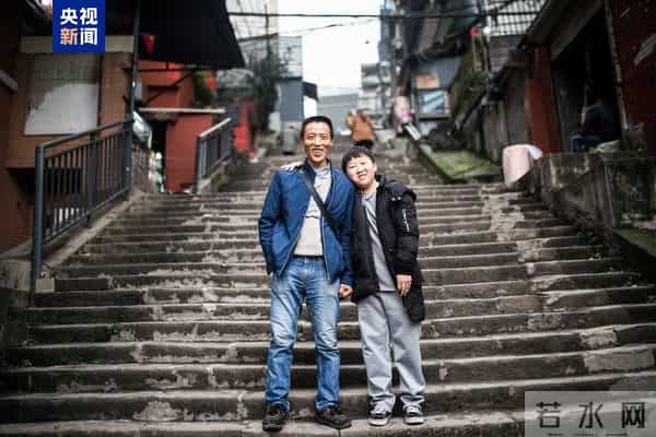 重庆棒棒:15年前,重庆“棒棒父子”刷屏全网,如今儿子高考结束,个头已超过父亲