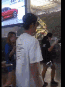 虹桥一姐:还记得那个跟拍明星的虹桥一姐吗?现在明星要反过来蹭她热度了!