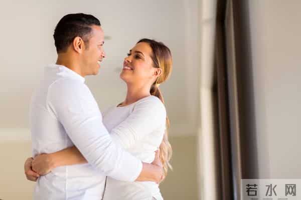 画室模特：我在画室给女模特写生，她悄悄解开了衬衫的第二颗扣子